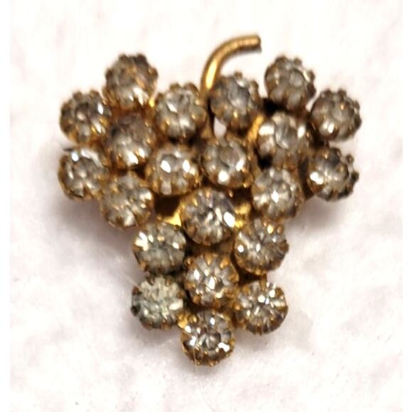 Clear Rhinestone Grapes Fruit Cluster Bunch Goldtone Brooch Prong Set Vintage - Picture 8 of 8